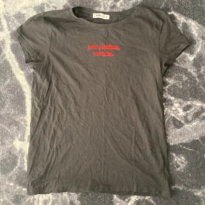 T-shirt  - Svart t-shirt använd ett par gånger.