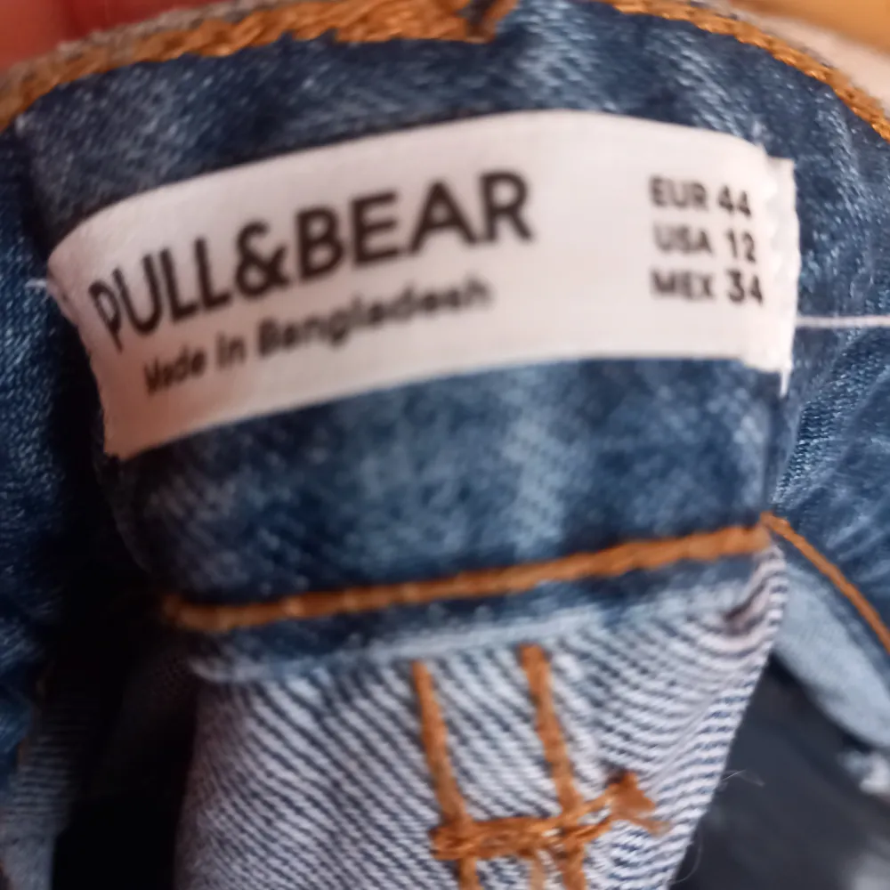 Snygga jeansshorts från Pull&Bear!! Använd 1 gång. Ljusare färg irl. Strl 44 men små i storlek, skulle även passa en strl 40. . Shorts.