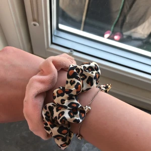 2-pack scrunchies - Säljer den här leopard och rosa scrunchies för att jag har så många andra. Den rosa är lite missfärgad men syns knappt fins annars inget anat täcken på slitage! Säljer båda tillsammans för 49 kr, vet inte riktigt org pris ( fick dem i julklapp) 🤩💖✨
