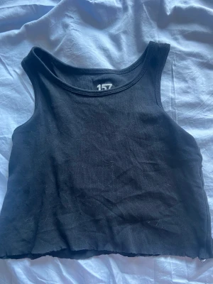 Svart linne - Passar som xs! Croppad