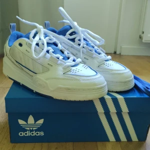 ADI 2000 - Original Oversized Adidas Sneakers, i mycket bra skick.  Priset kan förhandlas, även  med förbehåll för byte :) föremål för utbyte