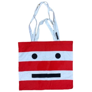 Acne Studios Tote bag - Exklusiv Acne face tote bag som är svår att få tag på. Väskan är använd en gång och tvättad en gång. Gjord i 100% bomull och i bra skick.