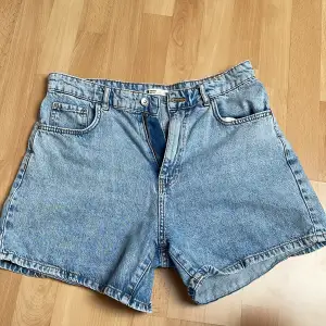 Blåa jeansshorts från GinaTricot. Använda ett fåtal gånger under förra sommaren. 