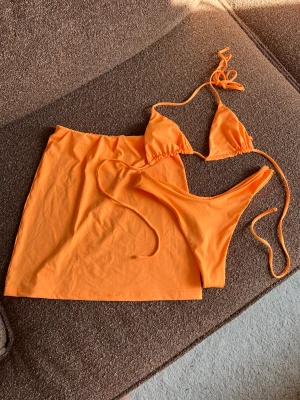 Djerf Avenue Tangerine Bikini S - Storlek S. Aldrig använt, endast testat. Nypris för alla delar 1497kr. Frakt tillkommer