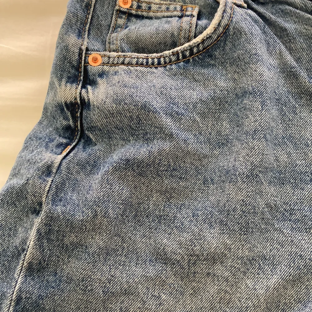 Blå högmidjade jeansshorts. Har två isyda hål. Fast de syns knappas.. Shorts.