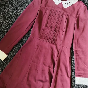 Vit krage Klänning H&M - Klänning med spetskrage från HM. Nyskick 