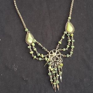 Halsband  - Handgjorda metalhalsband med små gröna stenar.