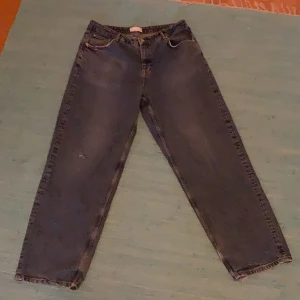 Baggy Jeans - Baggy Jeans som jag köpte från ASOS för några år sen. Varan är i ganska bra skick, men som man ser på den sista bilden finns det lite slitage vid benöppningen.  Den andra bilden visar byxornas färg som den verkligen är!