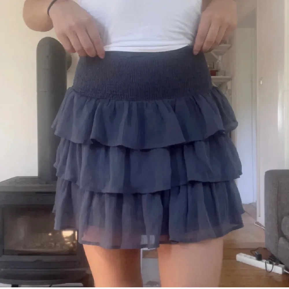 Världens sötaste kjol i storlek S men passar XS och M också då det är stretch vid midjan. ! Den är från Vero Moda, köpt för ca 5 år sen men knappt använd.. Kjolar.