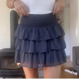 Världens sötaste kjol i storlek S men passar XS och M också då det är stretch vid midjan. ! Den är från Vero Moda, köpt för ca 5 år sen men knappt använd.