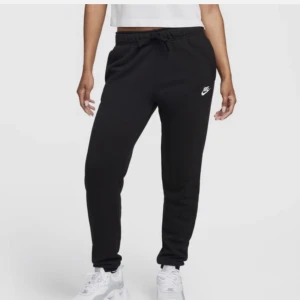Nike mjukis - Säljer ett par liknande nike byxor (mjukis)! De är använda men har inga skador!