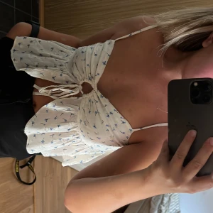 Söt topp  - Säljer denna jättesöta topp från Bikbok💙den är i ett fint skick! Resår i ryggen och justerbara band! 