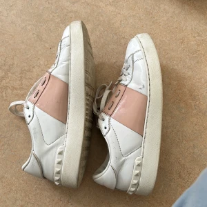 skor - Välanvända valentino skor, har slitage men är i helt okej skick.