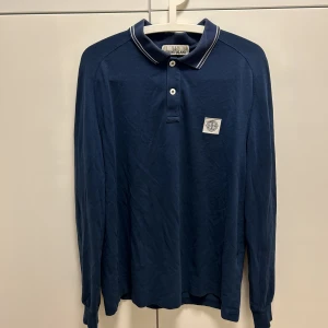 Stone Island piké - Köpt för 2 år sedan. Mycket bra skick, använd 10-15 gånger. 