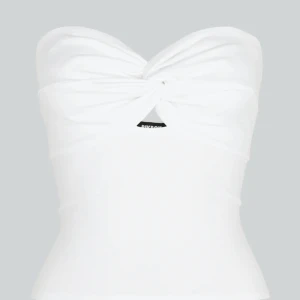 Tubtopp - Hej! Jag säljer denna tubtopp från bikbok som jag har haft på mig en gång men så var det inte riktig min stil☺️