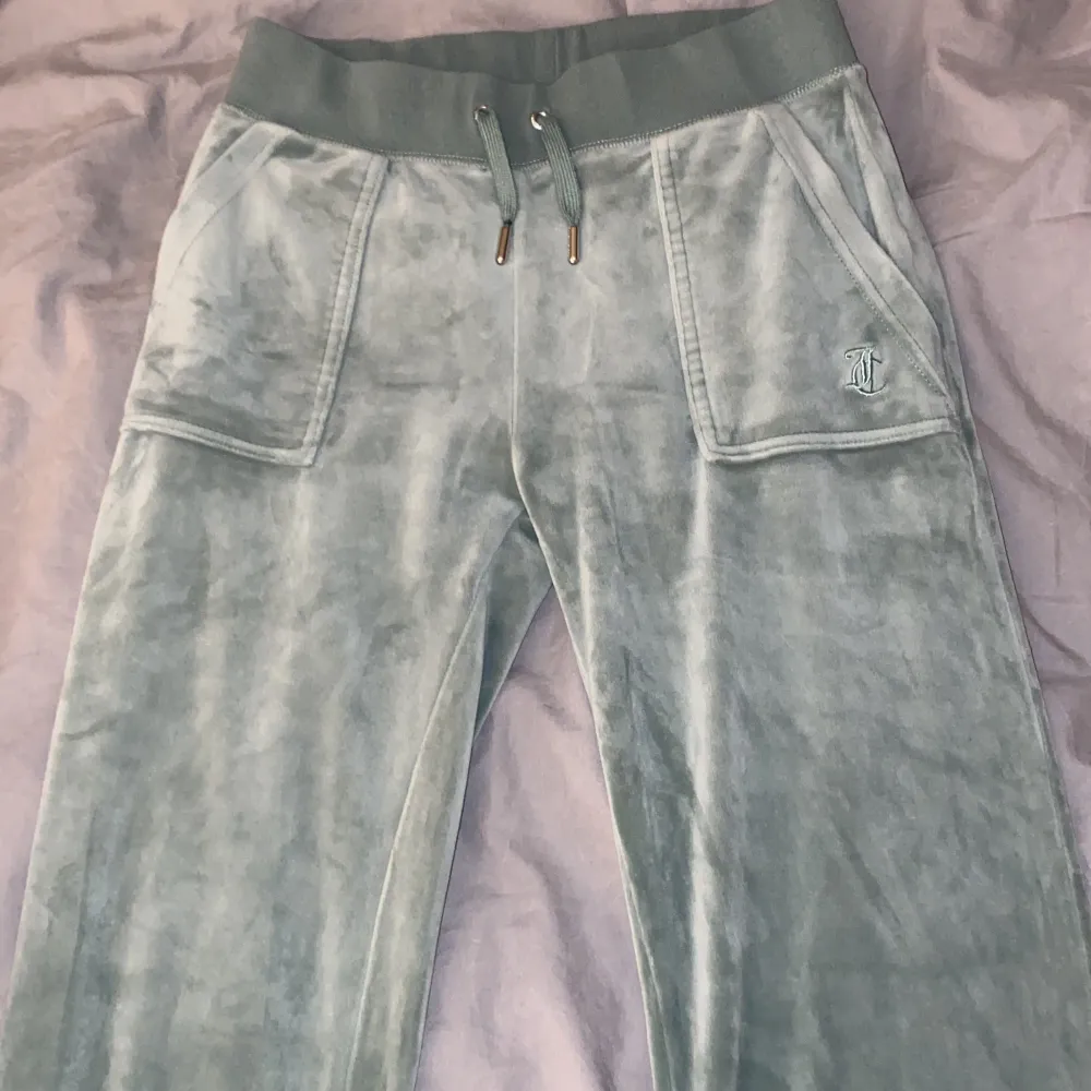 Köpte dom men tycker färgen inte passade mig så säljer dom istället 💗. Jeans & Byxor.