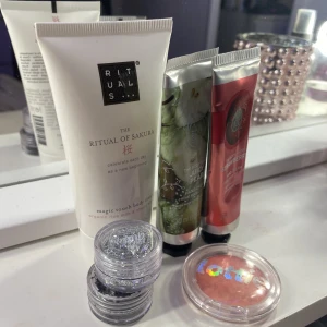 HUDVÅRD, SKÖNHETS KIT.  - Oanvänt och oöppnade hudvårdkrämer och smink (glitter).  The ritual of sakura body cream, the body shop handkräm (strawberry) (juicy pear), Lottie blush, 2 depend glitter.