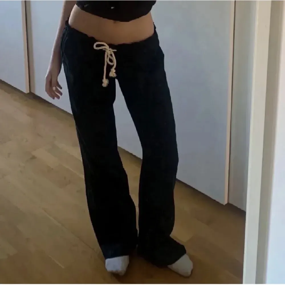 svarta Roxy linnebyxor💕FÖRSTA BILDEN ÄR INTE MIN  💕använda två gånger, ny skick!. Jeans & Byxor.