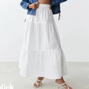 Lång kjol från Gina  - Vit kjol från Gina stRlk S. Använd 1 gång 🌸💓💓🌱🍉