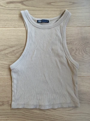 Zara linne  - En av de mest ikoniska linnen från Zara i storleken S och färgen beige. Passar även som XS. 