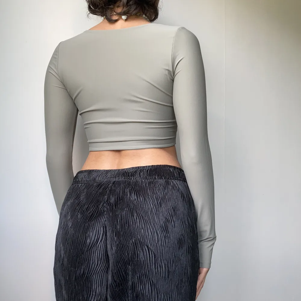 • SMOOTH KHAKI GREEN TIGHT STRETCHY LONG SLEEVE CROP TOP  • SIZE - S / EU 36 (Tight! Fits more like XS) • BRAND -  Zara. Toppar.