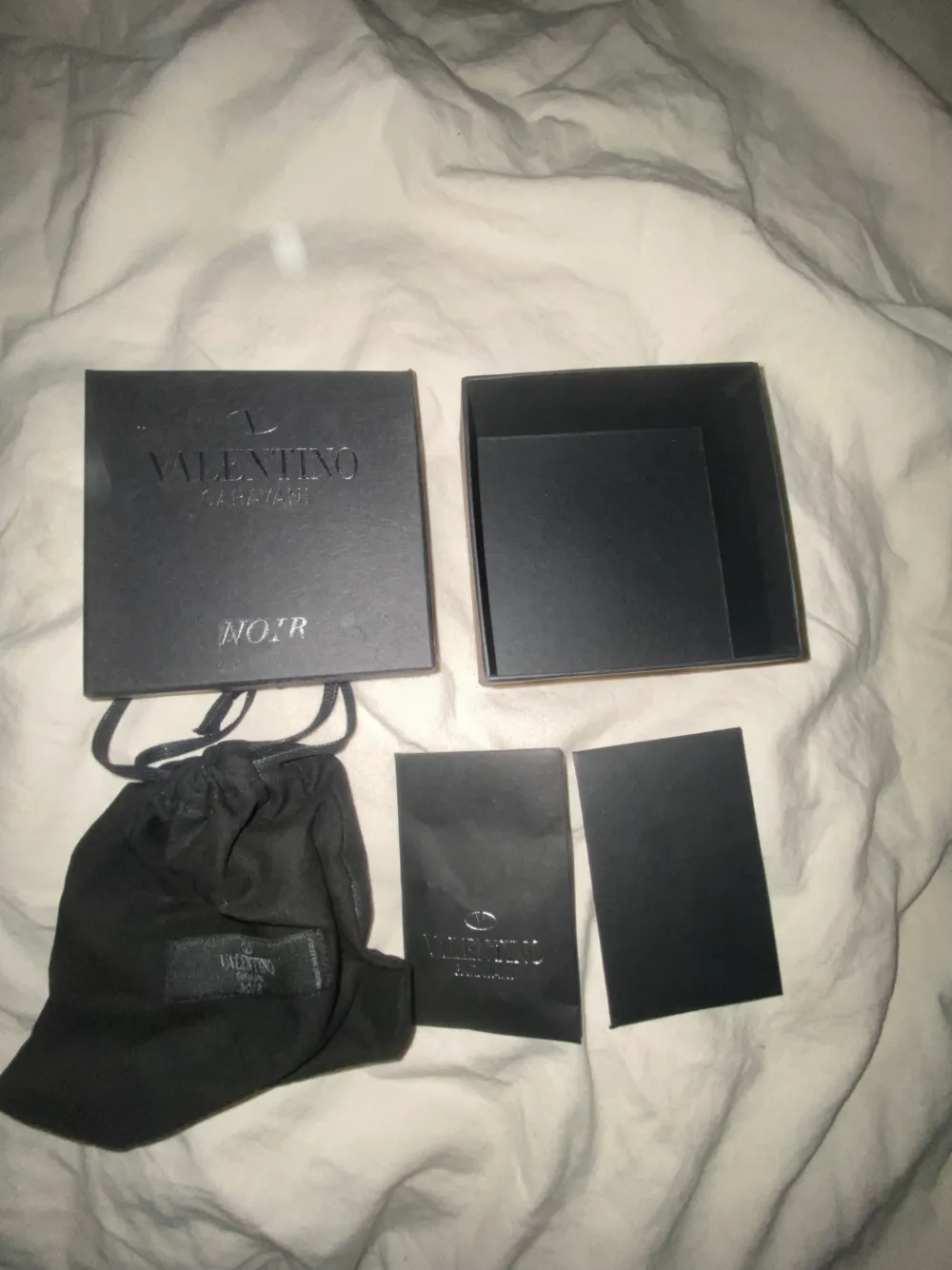 Valentino rockstud bracelet. Färg svart. Extra nitar. Dustbag Original förpackning . Accessoarer.