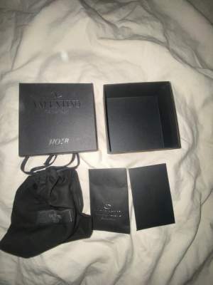 Valentino rockstud bracelet. Färg svart. Extra nitar. Dustbag Original förpackning 