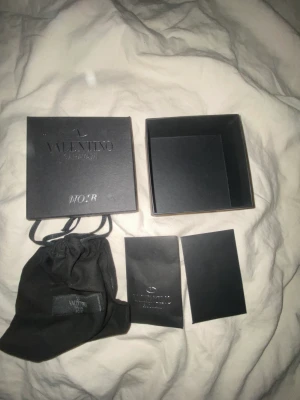 valentino rockstud bracelet noir - Valentino rockstud bracelet. Färg svart. Extra nitar. Dustbag Original förpackning 