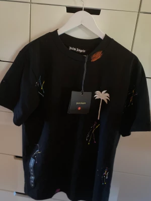 Palm angels t-shirt - Palm angels t-shirt sparsamt använda, tag och allt finns kvar. Skriv för fler bilder eller info 