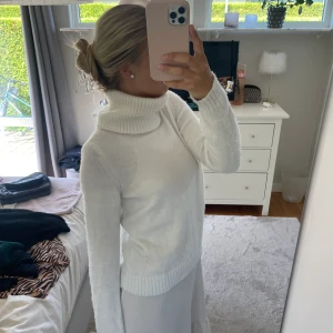 Stickad tröja - Fin stickad tröja, lite nopprig på armen men så skönt material!!