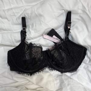 Helt oanvänd wicked unlined balconette bra i svart från Victoria’s Secret, strl 32DD 💓150kr