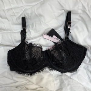 Wicked Unlined Balconette Bra från Victoria’s Secret - Helt oanvänd wicked unlined balconette bra i svart från Victoria’s Secret, strl 32DD 💓150kr