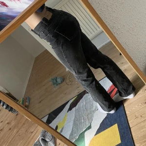 Grå/svart jeans - Gråa jeans från NA-KD, lite för korta för mig som är 170 och därför säljer jag. Köpta för 449, säljer för 150 snabb deal, använda ca 1-2 gånger. Köparen står för frakt!