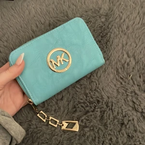 MK plånbok - blå plånbok från MK, typ inte använd💕 