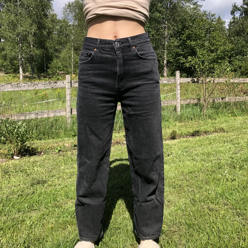 Högmidjade svarta jeans från Gina Tricot, Stl 36. Säljer för att de är för korta i min smak. Pris kan diskuteras.. Jeans & Byxor.