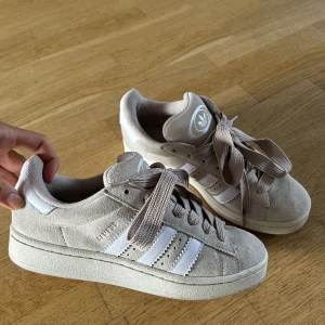 Adidas sneakers  - Adidas Campus 00. Storlek 38, ljusrosa, unik färg! Inköpta i Paris i våras, använda Max 4 gånger, säljer pga för stora, har vanligtvis 37. Pris kan diskuteras vid snabb affär <3