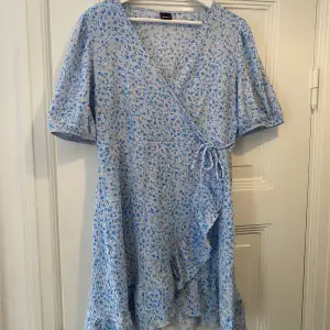 Ny omlottsklänning från Gina Tricot. Använd ett fåtal gånger. 359 SEK i butik. 