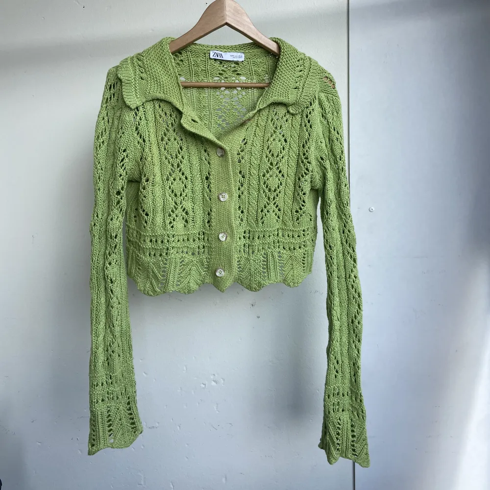 Grön stickad tröja från Zara. Tröjor & Koftor.