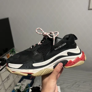 Balenciaga Triple S Bred - Storlek 42 Kommer med kvitto och dustbag