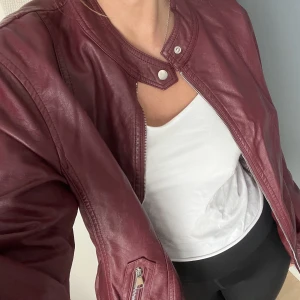 Röd vintage skinnjacka - Röd skinnjacka köpt vintage till ett bra pris. Är i skinn imitation och i mycket fint skick utan defekter. Storleken uppskattas till M-L och har en snygg oversize fit på mindre storlekar. Jag brukar ha storlek S för referens ❤️❤️  klicka gärna på köp nu! 