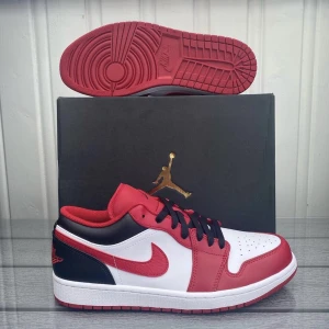Jordan 1 - Jordan 1 low bulls i storlek 43. Pris 1200kr helt nya. Möts i Sthlm eller frakt mot kostnad 