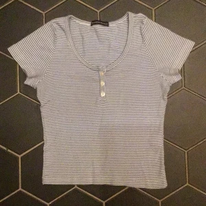 Jätte fin brandy tröja! - Jätte fin Brandy Melville tröja! I jätte fint skick och endast använd ett fåtal gånger! Bara och höra av sig för fler bilder 