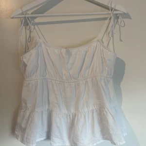 Hm topp - Säljer min trendiga sommar topp från hm i storlek 40 men den är insydd (dock stretchig) så passar xs/s.💕 