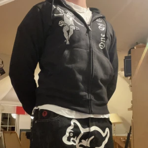 One of one angel hoodie - Säljer nu min tvär feta one of one hoodie då den tyvär är för liten för mig. Tröjan är i gott scick med alla rhinrstones på plats. Hör gärna av dig om du har ytterligare frågor:)
