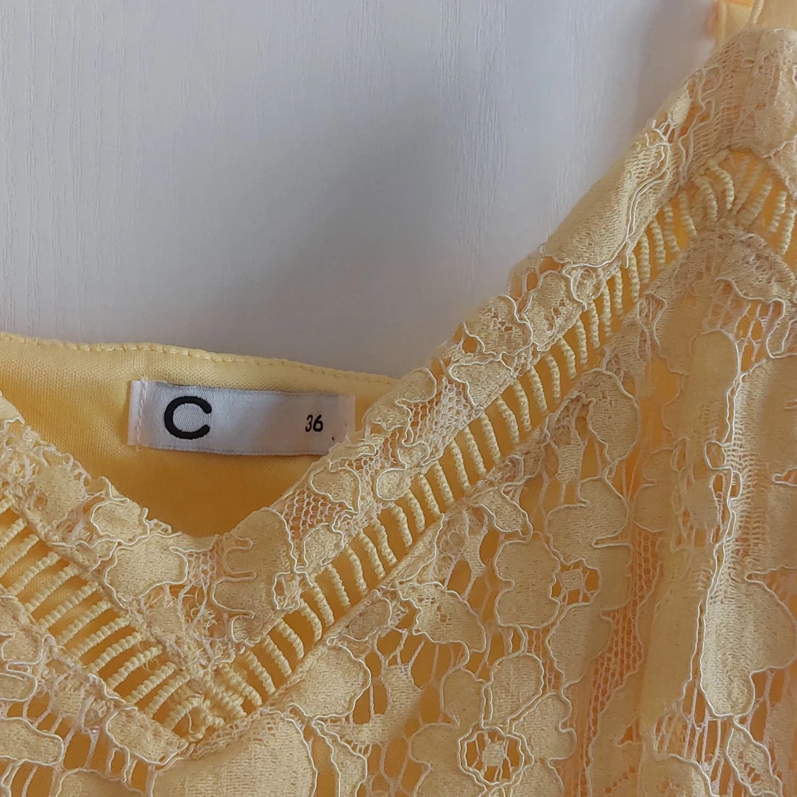 Jättefin oanvänd spetsklänning i vacker färg, strl 36 - 90