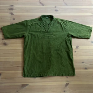 En helt grön tröja  - En helt grön tröja. Jätte skön. Har inte använt. 