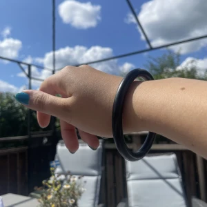 Svart armband - Svart runt armband i trä. Fint skick, inga defekter 