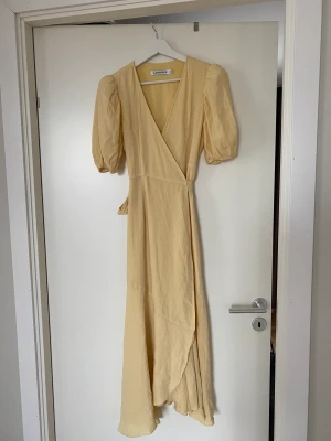 Adoore omlottklänning - Fin gul omlottklänning från Adoore. Jättefint skick storlek 36