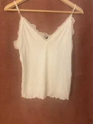 Linne med spets  - Super fint linne med spets, köpte från new yorker i Frankrike! 