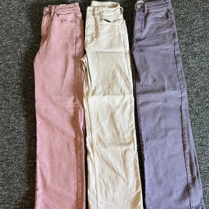 Jeanspaket storlek xs - 3 par jeans i mycket bra skick, samma modell på alla. Säljes som ett paket. Kan hämtas på plats eller skickas mot portokostnad.